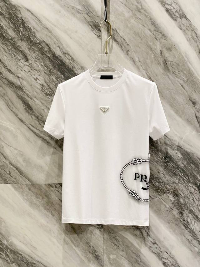 Prada 2025春夏新品，时尚休闲圆领短袖，采用特定120支玉蚕丝，Logo工艺字母图案 独特设计，档次极高，舒适百搭，上身帅气有型 颜色：黑 白 码数：M