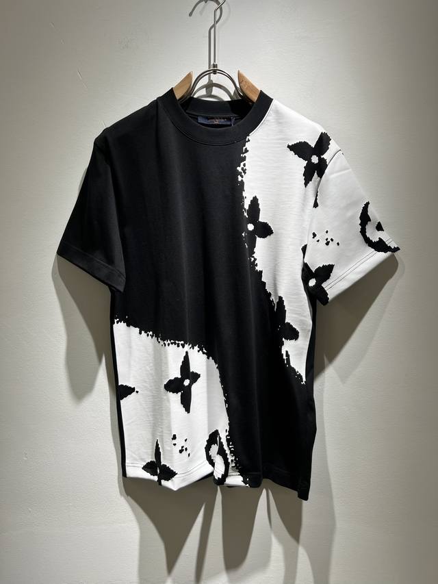 Louis Vuit*On 2025春夏路易家族轻奢Monogram印花工艺短袖T恤，男女同款背后反向铭牌贴布装饰！路易家族的新高端，细节品质永远的那么完美无瑕