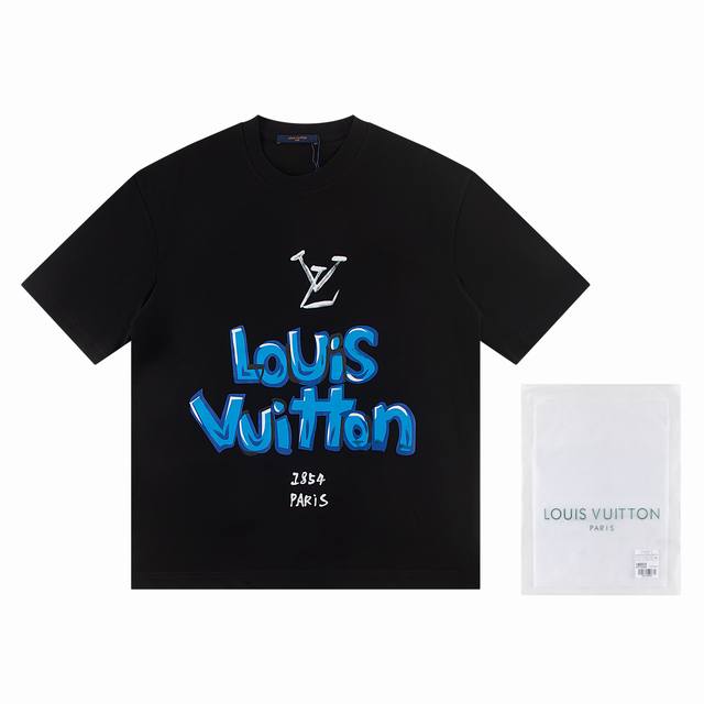 V155 Louis Vuitto*2025最新款短袖T恤 材质:采用高版本300G双纱精梳棉 尺寸:S M L Xl 颜色: 黑 白