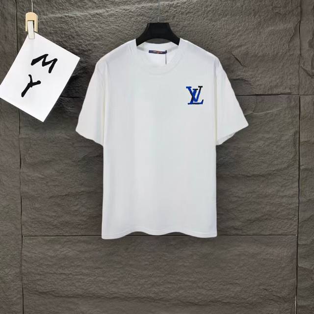 款号:A202 Lv 2025早春新款 顶级品质 区别通货 重磅推出280克高密度短袖 早春走秀款 个性独家款式 男女同款 采用进口定制定染面料 后领锁链底全包