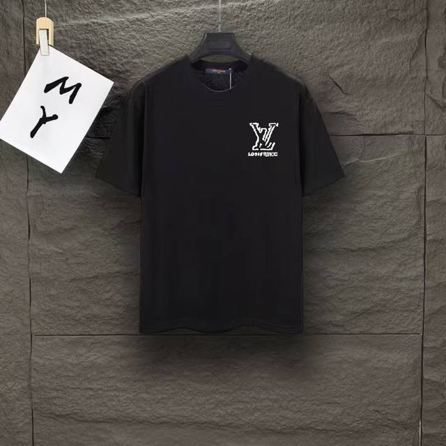 款号：A166 路易威登 Lv前后Logo短袖T恤男女时尚同款 2025Ss新款纯棉双纱 定制面料采用威化布织法，超高端针织工艺，版型紧致立体，顺滑，上身舒适透