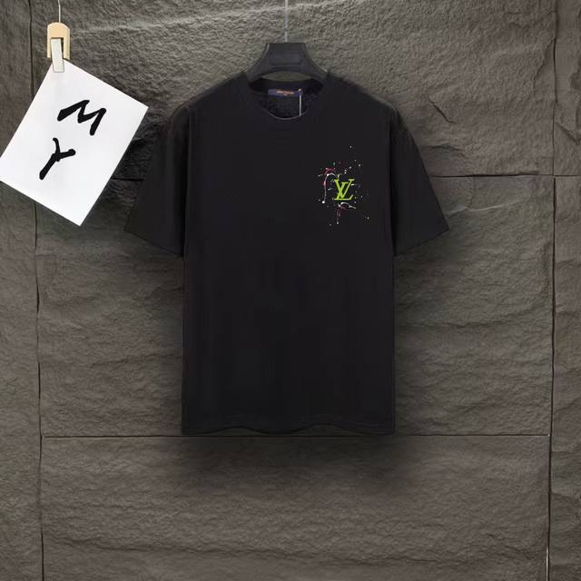 款号：A154 路易威登 Lv前后Logo短袖T恤男女时尚同款 2025Ss新款纯棉双纱 定制面料采用威化布织法，超高端针织工艺，版型紧致立体，顺滑，上身舒适透