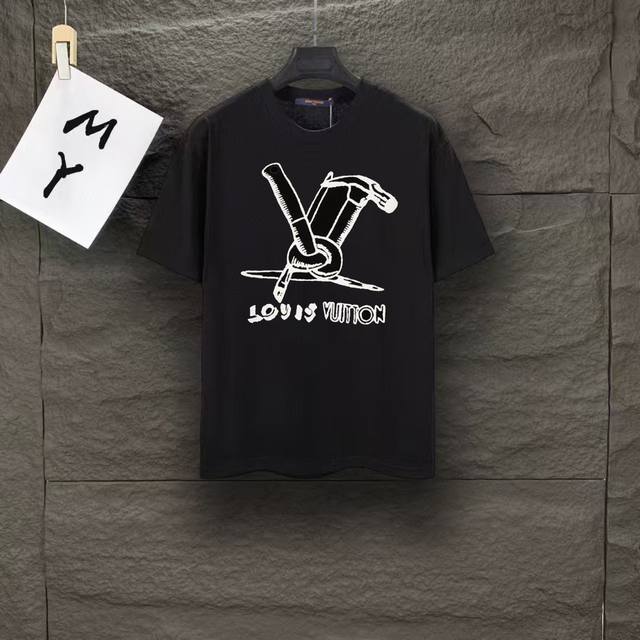款号：A147 Louis Vuitton 路易威登Lv 2025新款压印Logo男女同款圆领T恤短袖 -面料采用280G 100%纯棉双纱面料 同缸定染特种加