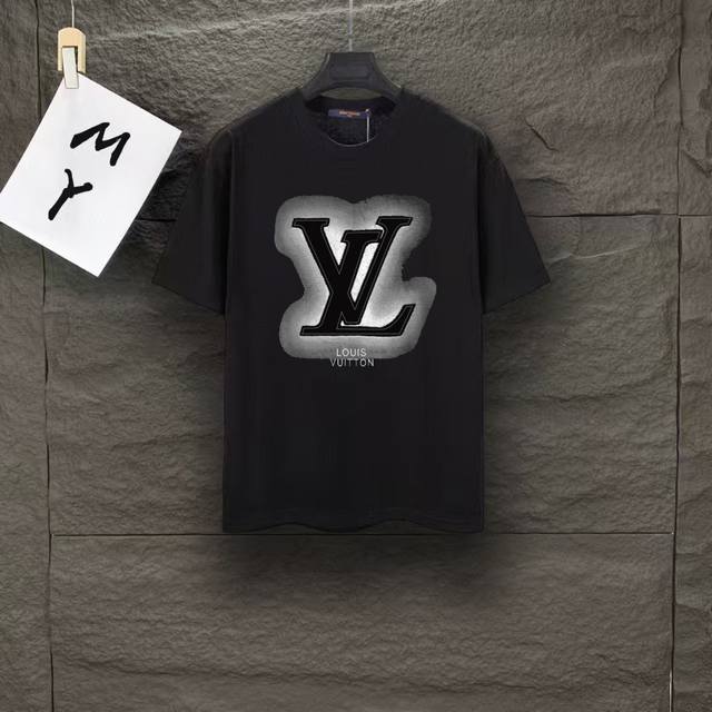 款号：A136 Louis Vuitton Lv 路易威登 2025最新款短袖T恤，绝对的顶级爆款，原版一比一面料，胸前Logo更显得不凡跟高档，大气，简约，基