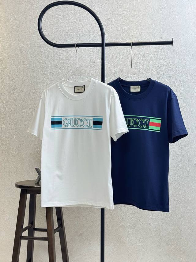 款号Xb103 Gucci古驰徽标旗带压胶印花Logo字母刺绣圆领短袖 情侣同款 全套包装 三标齐全 区别市场通货 随意对比 纯棉280克高克重32支双纱 不起