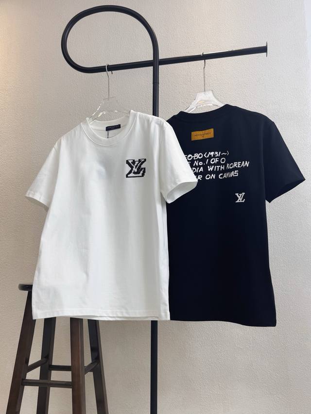 款号Xb61 Lv胸口小标刺绣后背文案印花圆领短袖 黑白双色 情侣同款 全套包装 三标齐全 区别市场通货 随意对比 纯棉280克高克重32支双纱 不起球 不褪色