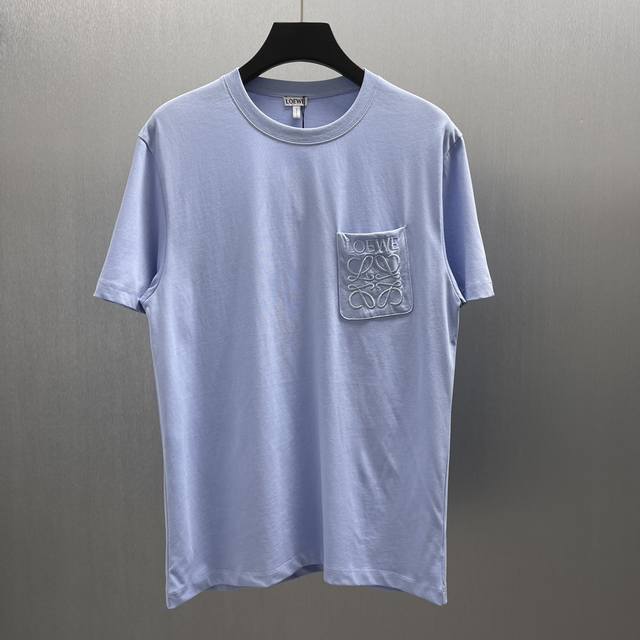 Loew*标识口袋短袖 Size : S -Xl 轻盈棉质T恤。 宽松版型，标准长度 。圆领设计 罗纹衣领 胸部饰有 Loewe Anagram 刺绣口袋