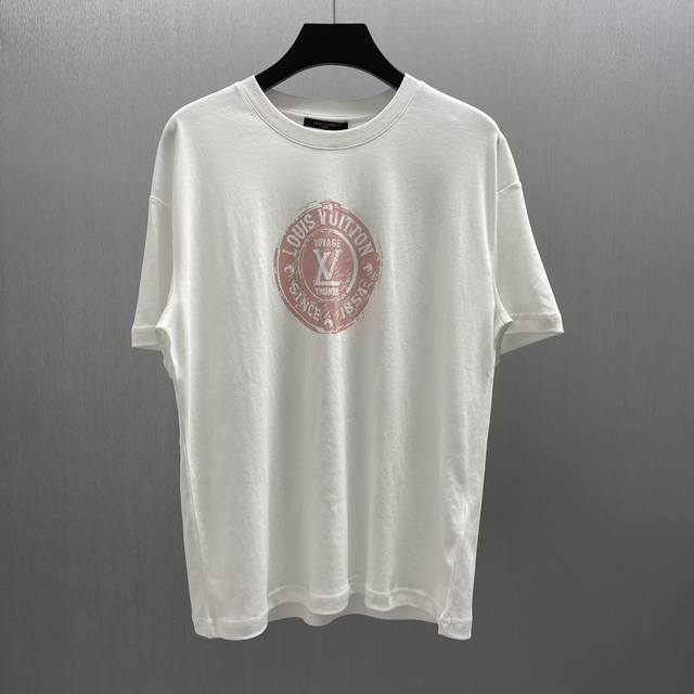 Lu复古印纹圆领T恤 Size : S-Xl 本款丁恤以柔软透气的棉质针织裁出体闲廓形。胸前印章点缀多样路昜威登经典元素，涵盖品牌创始年份，歌颂品牌的旅行与制箱