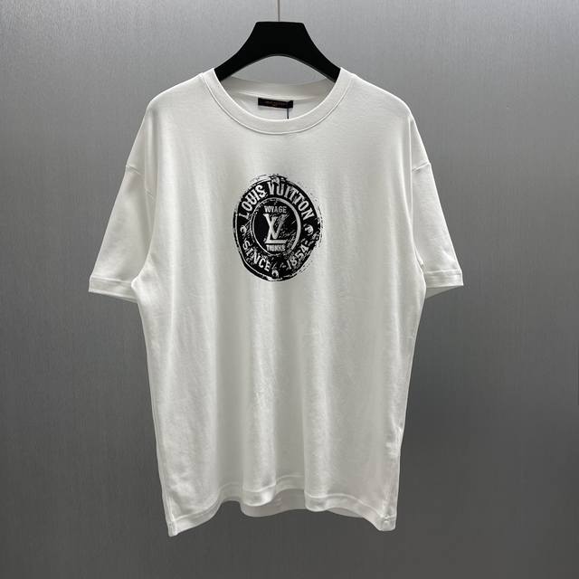 Lu复古印纹圆领T恤 Size : S-Xl 本款丁恤以柔软透气的棉质针织裁出体闲廓形。胸前印章点缀多样路昜威登经典元素，涵盖品牌创始年份，歌颂品牌的旅行与制箱