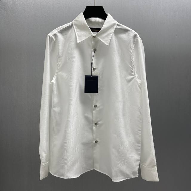 Lu 暗纹质感提花衬衫 Size : S-Xl 介绍：这是路易威登品牌的男士衬衫，整体为深灰色调。采用暗纹设计，增添了细节与质感。经典的衬衫领型搭配黑色纽扣，简