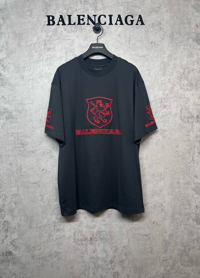 Balenciaga巴黎世家顶级版本1:1官网品质 曼巴联名刺绣 Lion Club水洗短袖T恤 前后左右袖臂曼巴联名英文字母Logo刺绣，刺绣饱满立体，顶级元