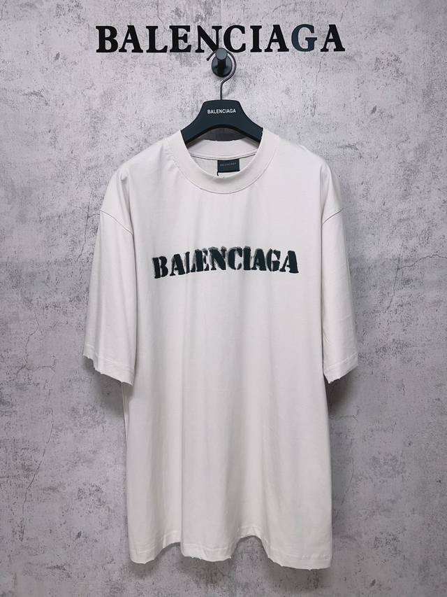 Balenciaga巴黎世家 顶级版本.官网品质 24新款英文字母印花短袖 做洗后260克加厚平纹布，对板定染灰白色。花型工艺采用椭圆机直喷工艺，对板扫描花型后