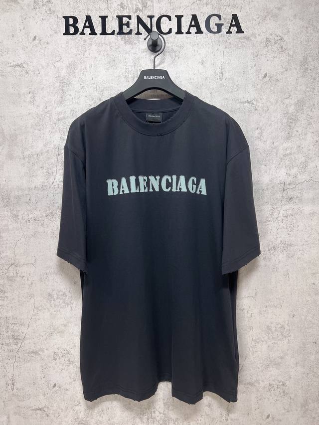 Balenciaga巴黎世家 顶级版本.官网品质 24新款英文字母印花短袖 做洗后260克加厚平纹布，对板定染灰白色。花型工艺采用椭圆机直喷工艺，对板扫描花型后