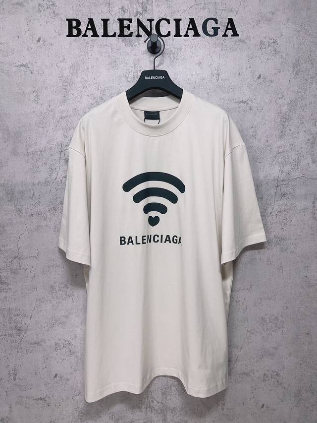 Balenciaga巴黎世家 顶级版本.官网品质 爱心无线Wifi印花短袖T恤 全棉双纱，克重240克 对色定染紫黑色，紫黑色是一种冷色系的深色调，它是紫色和黑