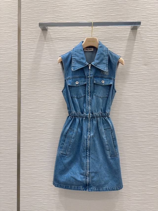 Miu Mi* 2025Ss新款吊带牛仔连衣裙，定位活性酵洗 养眼设计 少女机能风 可甜可盐 上身帅气又拉风。复古洗水牛仔重新诠释了时髦精单品，设计版型百搭不挑