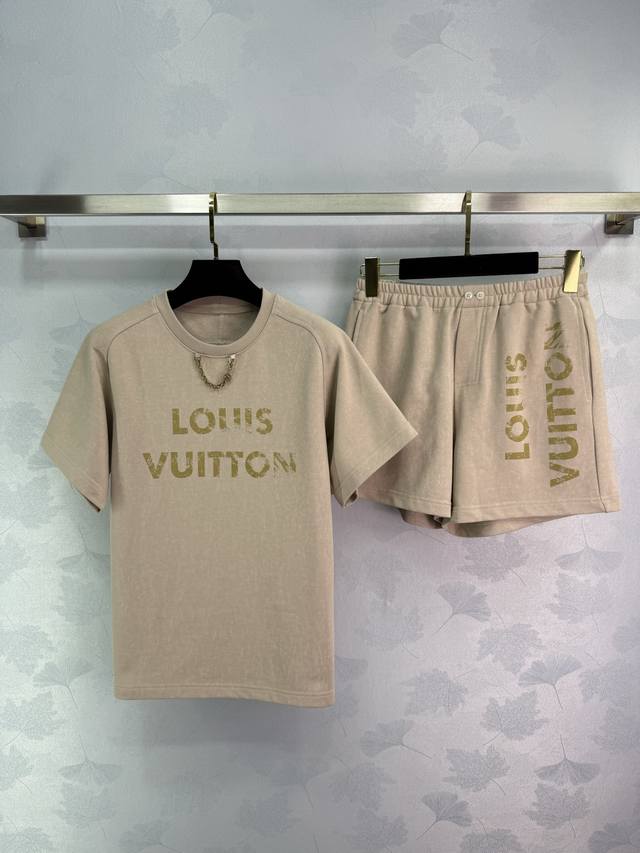 louis Vuitto*2025新品上架 做旧水洗印花上衣短裤套装 定制Yb原生全棉材质 透气舒适 复古高级 短袖上衣采用克重面料 略带弹性显瘦修身 通体水洗