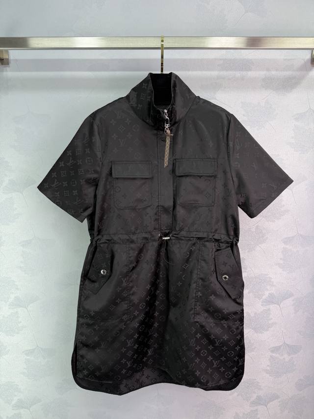 louis Vuitto*2025新品上架 短袖提花抽绳连衣裙 定制Yb进口提花材质 质感光泽 舒适亲肤 翻领短袖卫衣裙剪裁 前襟隐藏式全开襟随心调节 给时尚感