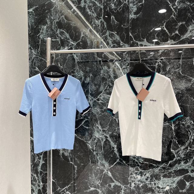 Miu 25夏季新款 V领单排扣条纹针织短袖 胸前刺绣Logo点缀彰显品牌的调性 撞色条纹设计 经典又百搭 版型上身显瘦不挑人！两个色Sml