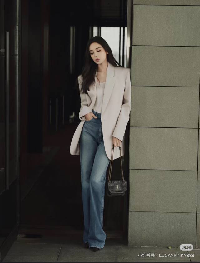 Saintlaurent*25新款直筒牛仔长裤 定制Yb斜纹棉牛仔材质 穿搭舒适弹力 高腰直筒长裤版型 更显腿长好比例 品相高级 经典水洗蓝 细节增加优雅贵气质