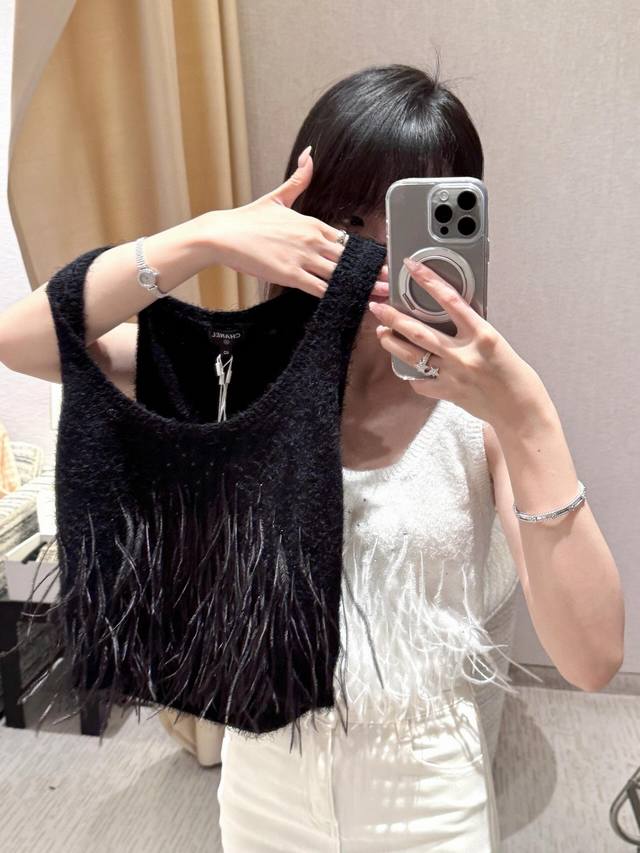 Chane* 25P早春新款 水钻白色羽毛拼接针织背心。原版开发！高版出品！羊绒纱线织造 舒适软糯 弹力十足 U形圆领针织背心裁剪 成衣选用高级走针工艺 胸前和
