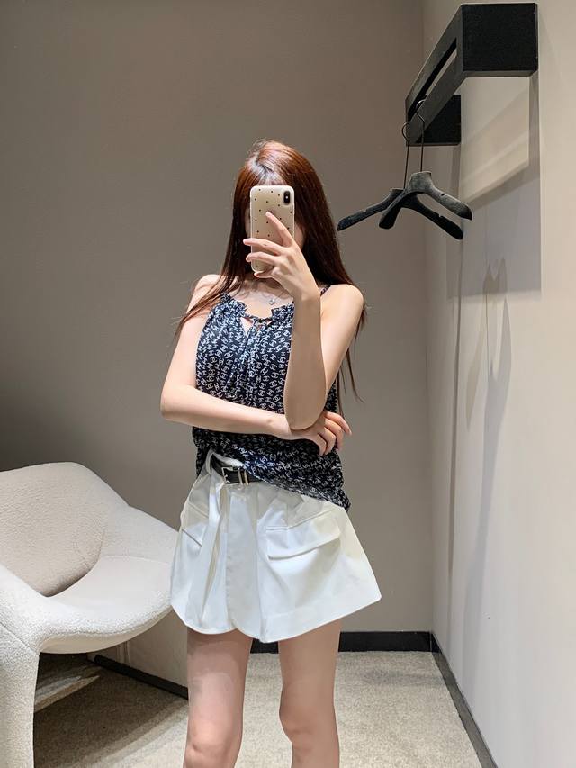 Chane* 25P春夏新款 双C满印吊带背心上衣丨独家高版本出品！细肩吊带背心剪裁 配合挂脖设计在领口形成居中褶皱 贴合胸口线条设计 露出迷人锁骨 修饰肩部线