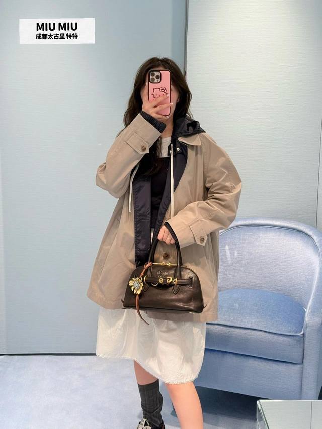 Miumi* 25Ss早春秀场新款 两面可穿的冲锋衣夹克风衣外套丨独家Yb开发！高版出品！时髦配色穿搭！记忆丝连帽冲锋衣结合翻领夹克风衣可甜可盐的运动少女风！定