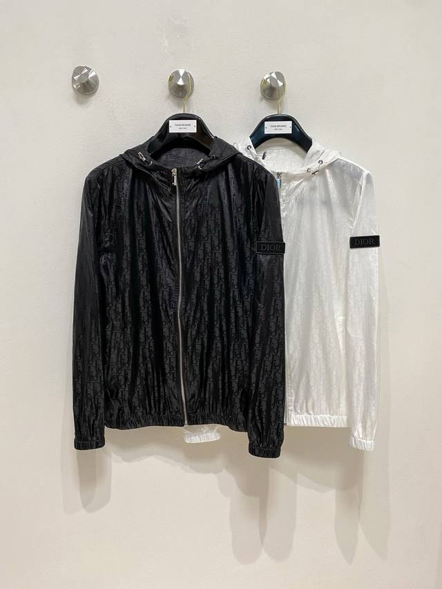 Dior 迪奥经典款Cd经典暗纹提花连帽防晒服，选用质感丝滑的优质高科技防晒面料，质感柔软，透气性佳，充分展现时尚风范。款式大气简洁，穿着轻便舒适，极具都市奢华