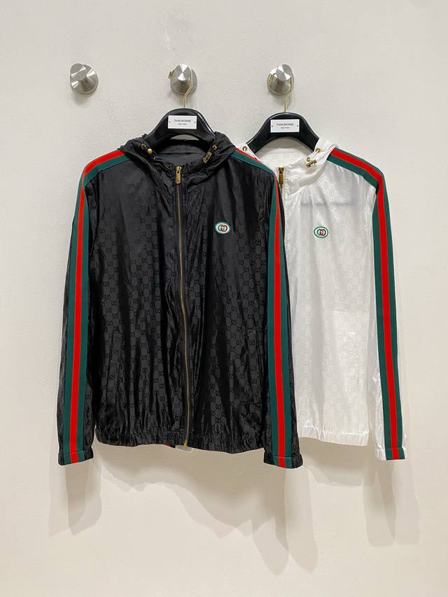 Gucci G家经典款专柜休闲时尚薄防嗮服夹克外套提花连帽防晒，选用质感丝滑的优质高科技防晒面料，质感柔软，透气性佳，充分展现时尚风范。款式大气简洁，穿着轻便舒