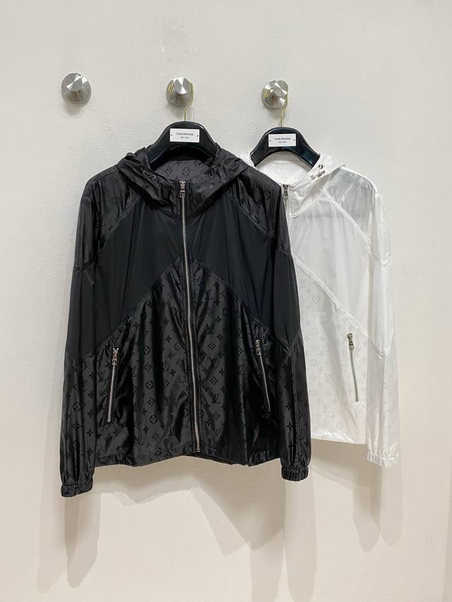 Lv 经典定制拼接老花提花面料防晒服轻薄外套，黑白两色！时尚百搭，采用进口防晒面料制作而成，舒适透气轻薄无压力，面料有型且舒适 驴家经典老花图案超前卫设计风格