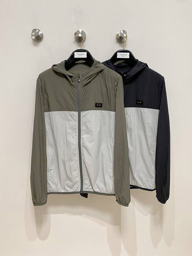 芬迪 2025春夏新款男士防晒服轻薄外套，独特订制防晒科技面料，结合凉感涂层体感清凉不闷热，出汗后速干，适合夏季户外活动。 轻量透气，舒适度高，超轻便携，可折叠