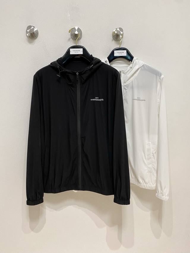 马吉拉 2025春夏新款男士防晒服轻薄外套，独特订制防晒四面弹面料，卓越的弹性与回弹性，四向拉伸，面料在经纬，横向与纵向及对角线方向均具备弹性，适应大幅度的身体