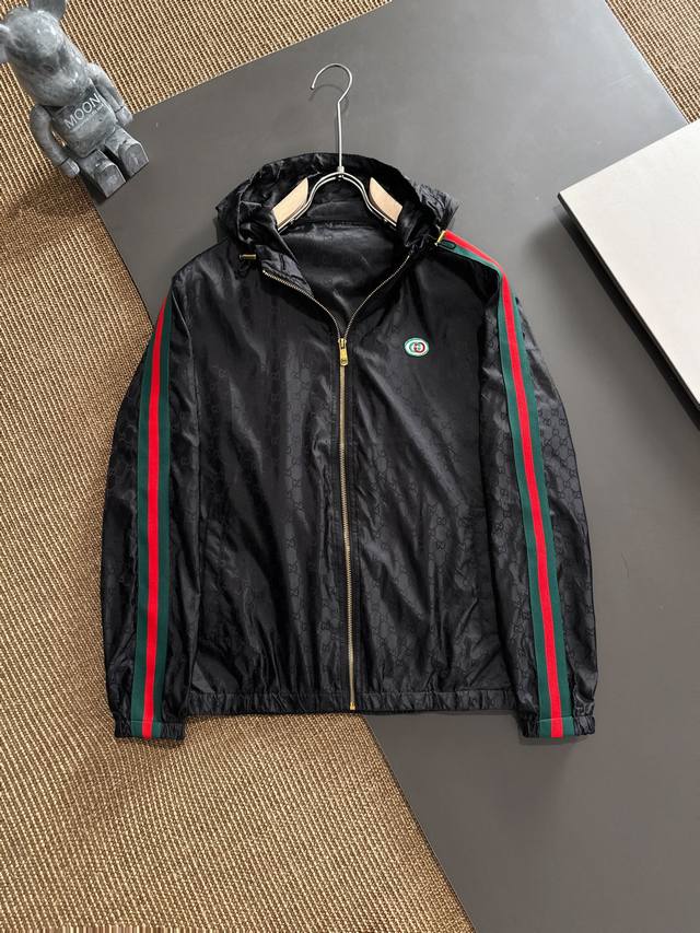 Gucci G家经典款专柜休闲时尚薄防嗮服夹克外套提花连帽防晒，选用质感丝滑的优质高科技防晒面料，质感柔软，透气性佳，充分展现时尚风范。款式大气简洁，穿着轻便舒