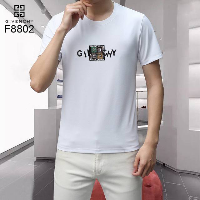 纪梵希Givechy 25夏季新款品牌经典元素印花标识圆领短袖T恤，正面胸前缀饰品牌Logo印花设计彰显品牌辨识度。采用进口丝光棉！黑色 白色 M~Xxxl