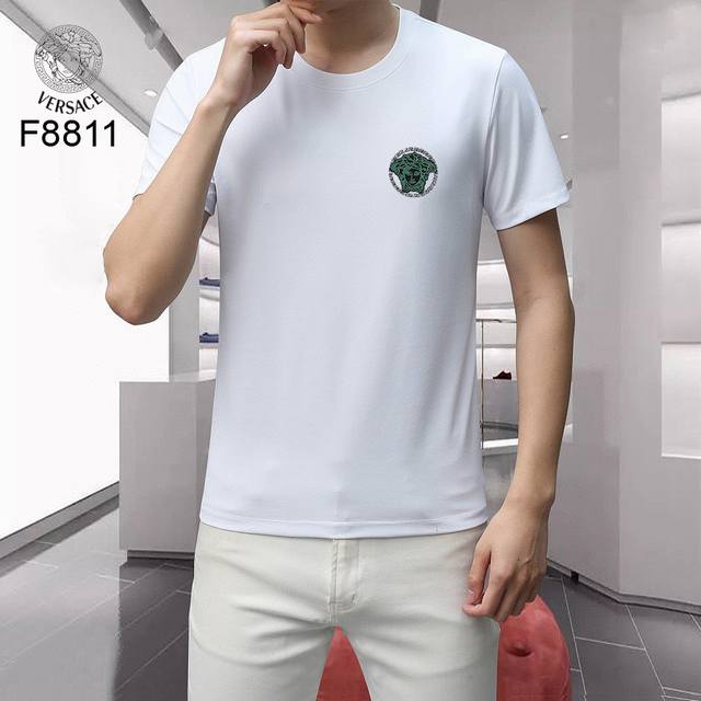 范思哲Versace 25夏季新款品牌经典元素标识圆领短袖T恤，正面胸前缀饰品牌Logo设计彰显品牌辨识度。采用进口丝光棉！黑色 白色 蓝色 M~Xxxl
