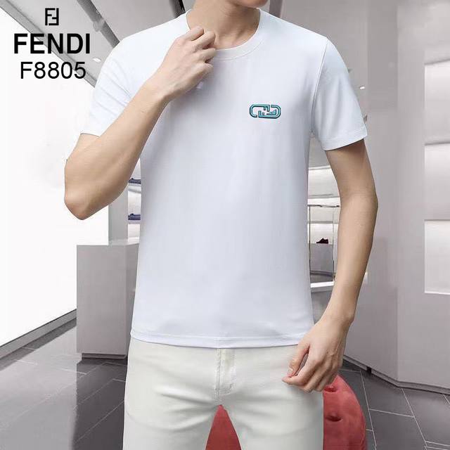 Fendi芬迪 25夏季新款品牌经典元素标识圆领短袖T恤，正面胸前缀饰品牌Logo设计彰显品牌辨识度。采用进口丝光棉！黑色 白色 灰绿 M~Xxxl