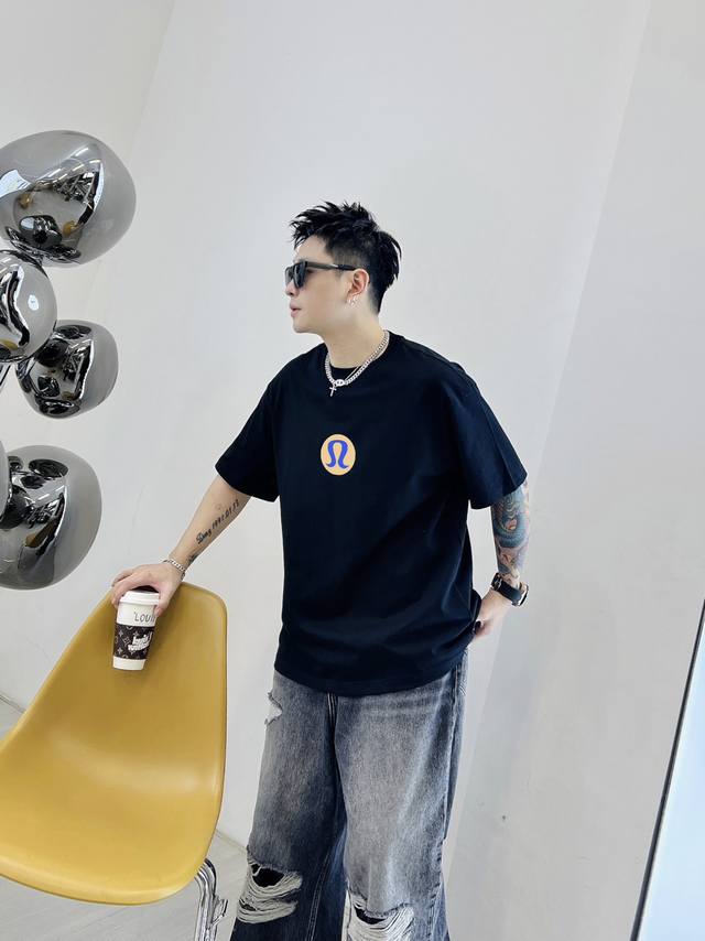 Lululemon 新款字母印花双层重工短袖T桖 字母图案不管是T桖还是卫衣都是每年的爆款单品 前幅大面积印花采用大康丽数码印花机直喷 成本极高 经过多次的调试