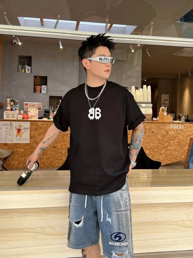 巴黎世家 新款字母印花双层重工短袖T桖 字母图案不管是T桖还是卫衣都是每年的爆款单品 前幅大面积印花采用大康丽数码印花机直喷 成本极高 经过多次的调试打版图案色