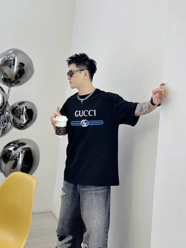 古驰 新款字母印花双层重工短袖T桖 字母图案不管是T桖还是卫衣都是每年的爆款单品 前幅大面积印花采用大康丽数码印花机直喷 成本极高 经过多次的调试打版图案色差还