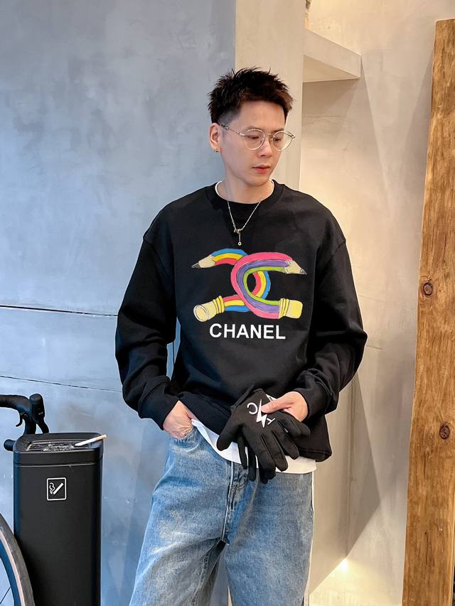 Chanel 官网 新款字母印花双层重工字母图案不管是T桖还是卫衣都是每年的爆款单品 前幅大面积印花采用大康丽数码印花机直喷 成本极高 经过多次的调试打版图案色