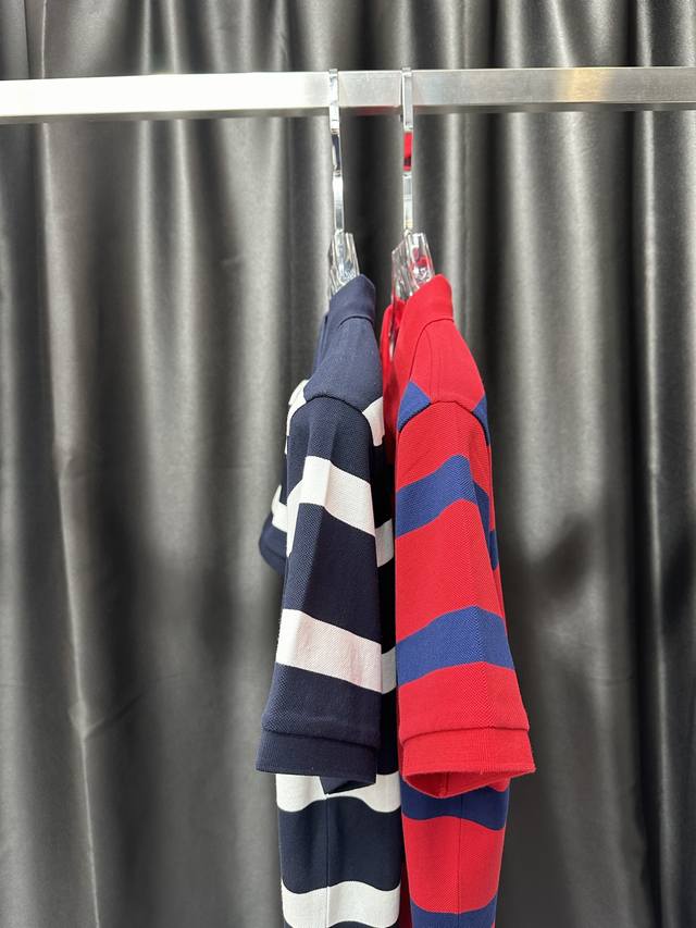 巴宝莉Burberry 25春夏新品刺绣Polo衫，领口饰有二扣门襟，胸前饰有刺绣图案，定位色织，细珠丝光珠地面料；多色设计，藏蓝 红色 M～Xxxl