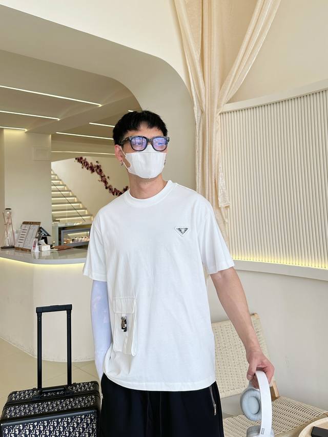 普拉达 三标齐全。 2025夏季新款最新品短袖，专柜同步有售，原单狠货，时尚进口原版科技面料，上身舒适透气，原版定制五金辅料，上身帅气有型，三标齐全，推荐款，档