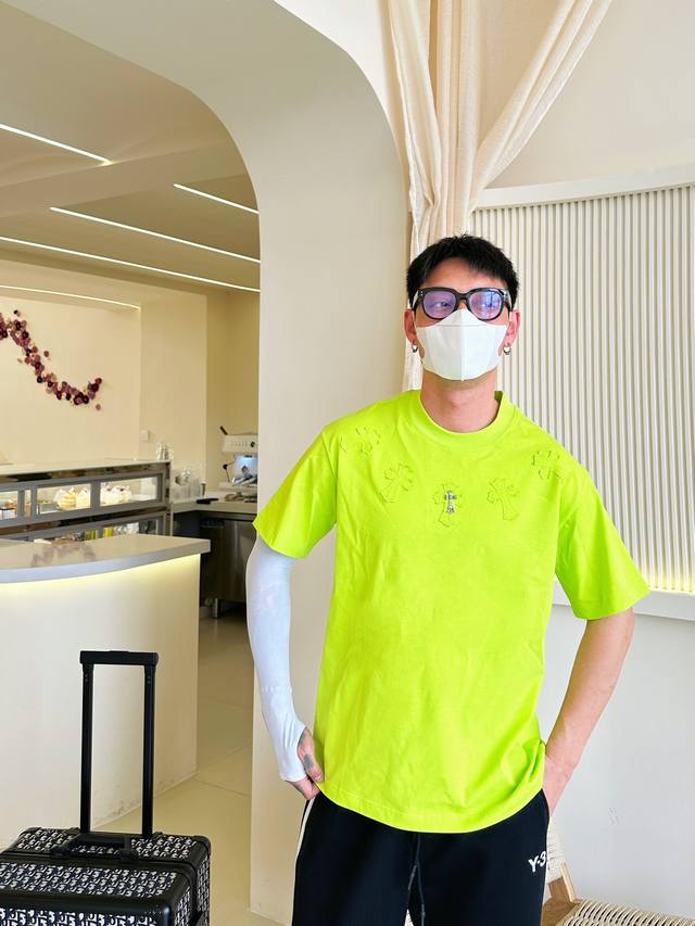 克罗心 三标齐全。 2025夏季新款最新品短袖，专柜同步有售，原单狠货，时尚进口原版科技面料，上身舒适透气，原版定制五金辅料，上身帅气有型，三标齐全，推荐款，档
