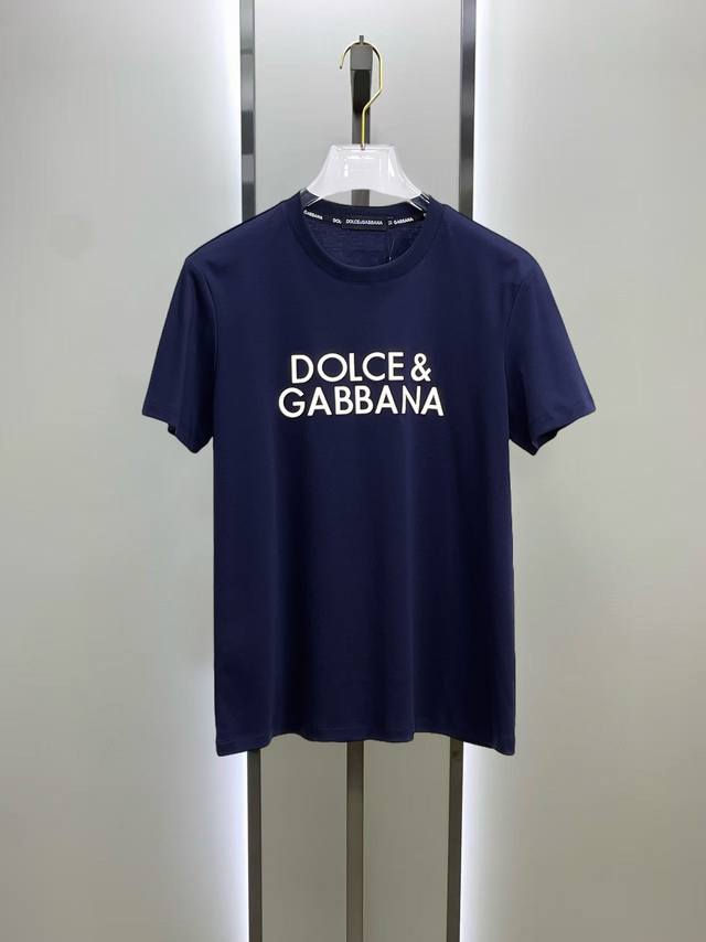 Dg 2025春夏新款首发专柜最新款短袖圆领T恤 高端订制 设计前卫时尚！品牌Logo重工艺设计 高端定制双丝光面料.手感柔软.穿着舒适.专柜级别精致车线.做工