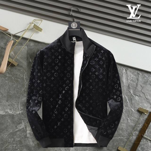 路易威登Lv 2025春季新款男士夹克外套，原单三标齐全高端版本！专柜定制面料 透气舒适度高，细节无可挑剔，品牌元素设计理念，专业代购级体现高品质。手感细腻柔软