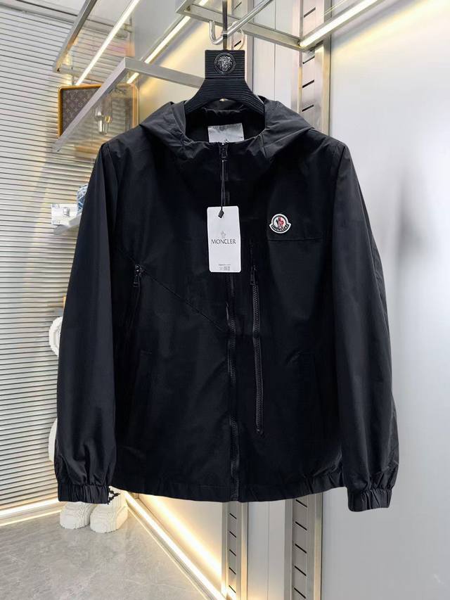 蒙口 2025春季新款夹克外套，秀场新品品相非常完美，舒适保暖，三标齐全色泽饱满诱人，非常出彩的设计，轻松将时髦感进阶，做工极为考究严谨，走线工整细致！大牌设计