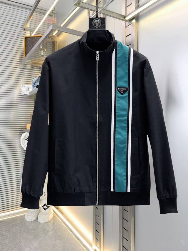 普拉达 2025春季新款夹克外套，秀场新品品相非常完美，穿着舒适保暖，原单三标齐全 色泽饱满诱人，非常出彩的设计，轻松将时髦感进阶，做工极为考究严谨，走线工整细