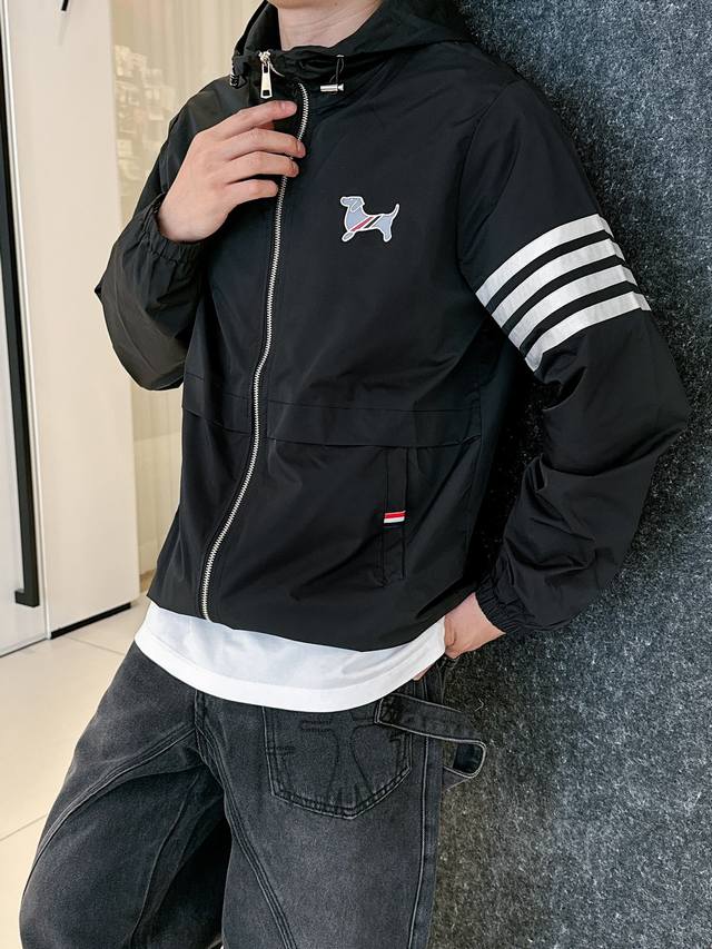 汤姆布朗Tb 2025春季新款休闲夹克外套，最新时尚休闲拉链夹克，时尚连帽夹克外套基础常规的连帽夹克版型裁剪，上身百搭简约不挑人，轻松应对各种场合与环境，属于日