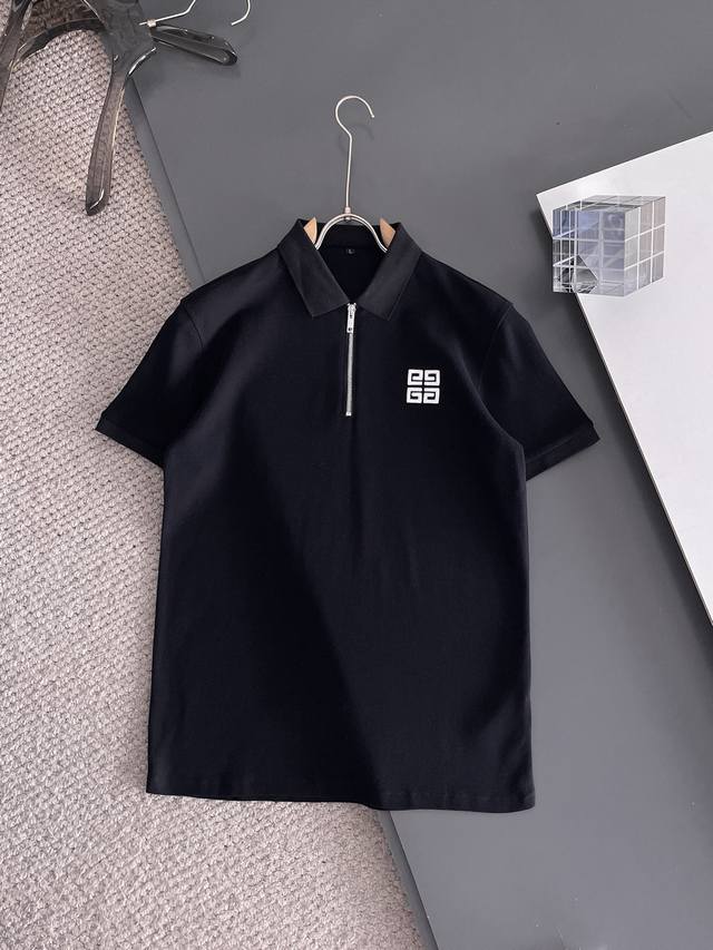 纪梵希 高端货商务 白领 单位人士必入单品！ 休闲商务翻领短袖，科技舒适面料，体感非常棒，手感顺滑质感很棒！弹性好，无任何束缚感，面料自带透气网孔，吸湿排汗，速
