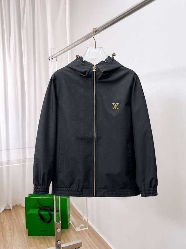 Lv 2025开春新款夹克外套，秀场新品品相非常完美，穿着舒适保暖，原单三标齐全 色泽饱满诱人，非常出彩的设计，轻松将时髦感进阶，做工极为考究严谨，走线工整细致