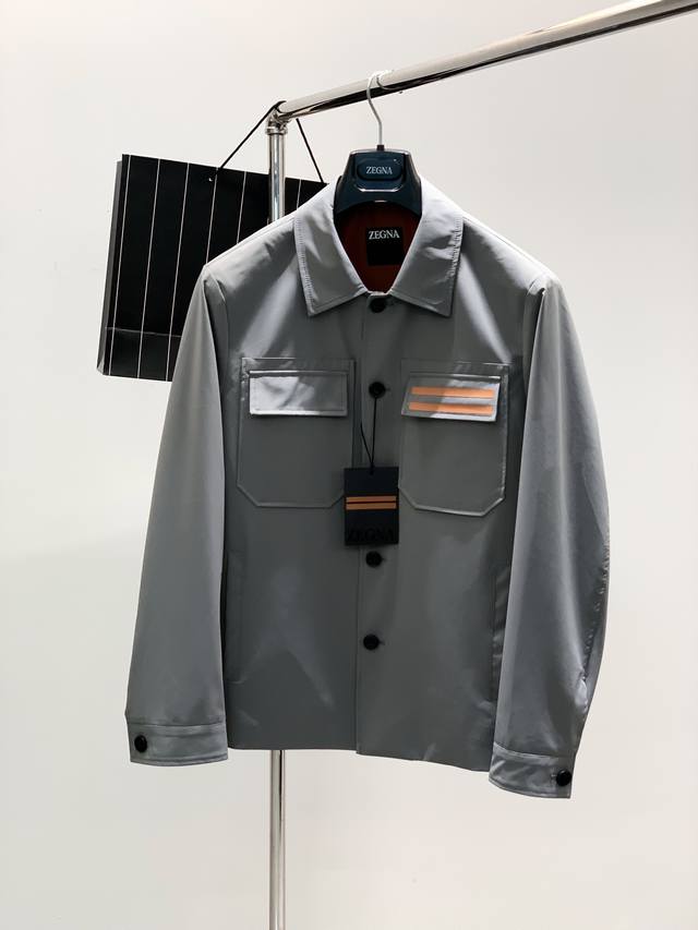 杰尼亚 Zegna，2025春季最新品，专柜同步有售，原单狠货，时尚休闲夹克翻领外套，采用进口原版面料，舒适透气，顶级印花工艺字母图案装饰Logo，原版五金辅料